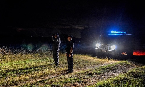 Timiş: Doi sârbi acuzaţi că au ajutat 11 migranţi să treacă ilegal frontiera în România au fost arestaţi preventiv