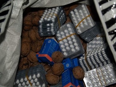Galaţi: Substanţe anabolizante ascunse printre nuci, descoperite de poliţiştii de frontieră în bagajul unui bulgar