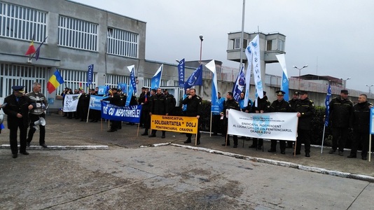 Protest cu vuvuzele şi sirene în faţa Penitenciarului Arad: ”Cine nu sună, o vrea pe Prună”
