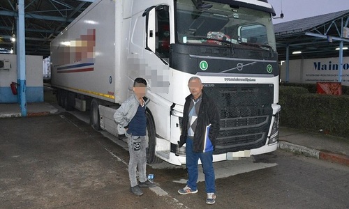 Dolj: Un turc şi fiul său au fost întorşi din drum de poliţiştii de frontieră, după ce minorul a fost găsit ascuns în cabina şoferului