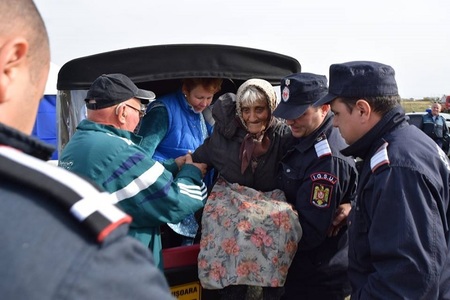 Timiş: Bătrână de 93 de ani care s-a rătăcit în pădure, salvată după o operaţiune de căutare care a durat peste 12 ore - FOTO