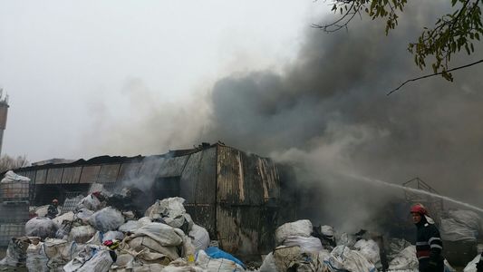 Ilfov: Incendiul la hala de pe Şoseaua Ştefăneşti a fost stins după aproximativ trei ore
