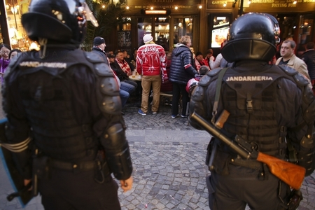 INCIDENTE între suporterii polonezi în Centrul Vechi al Capitalei, înaintea meciului România - Polonia. Şase persoane, duse la Poliţie. FOTO