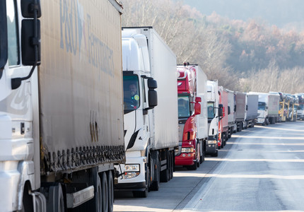 Aglomeraţie pe A1. Un camion care transporta acumulatori a pierdut o parte din marfă, iar acidul s-a scurs pe Autostrada Bucureşti-Piteşti 