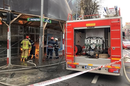 UPDATE: Un pompier a fost rănit în intervenţia pentru stingerea incendiului din Piaţa Romană. ISU: Incendiul din Piaţa Romană din Capitală a izbucnit în urma lucrărilor la instalaţia de gaz - VIDEO