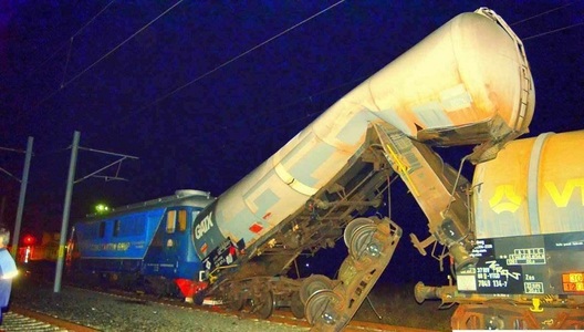 Accident feroviar în Gara Arad, unde o locomotivă a lovit o garnitură de cisterne cu motorină; pompierii au intervenit pentru a asigura zona - FOTO