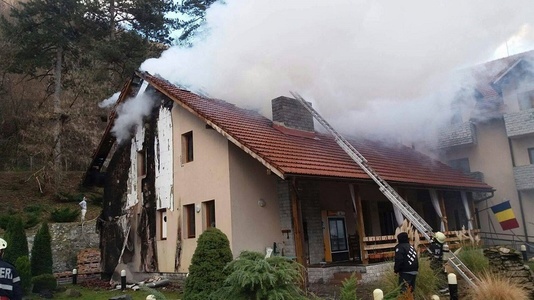 Incendiu la restaurantul unei pensiuni din judeţul Caraş-Severin - FOTO 