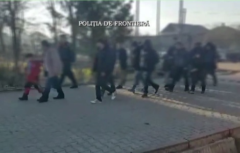 Timiş: 17 sirieni, depistaţi de către poliţiştii de frontieră în timp ce încercau să intre ilegal în România- VIDEO