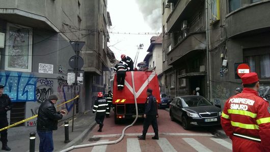 Incendiu puternic la o clădire din centrul Capitalei, doi oameni au nevoie de îngrijiri medicale - FOTO