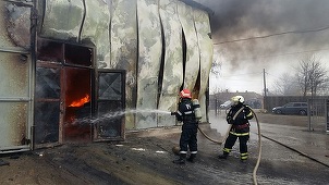 Constanţa: Incendiu la un garaj plin cu utilaje şi motorină; pompierii intervin cu trei autospeciale - FOTO