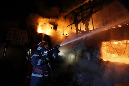 Buzău: Incendiul izbucnit la restaurantul de pe marginea DN 2 (E85), stins după o intervenţie de peste cinci ore