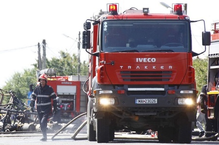Un autobuz a luat foc în mers, la intrarea în Bârlad; cei 49 de pasageri aflaţi în mijlocul de transport, evacuaţi de şofer