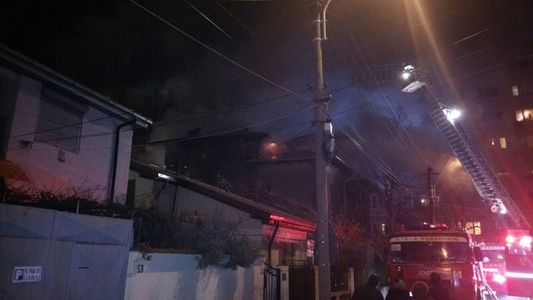 Incendiu la acoperişul unui bloc din Târgu Jiu; locatarii au fost evacuaţi