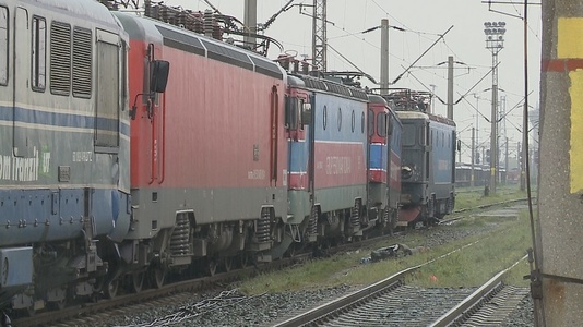 Locomotiva unui tren a deraiat în judeţul Harghita, traficul feroviar este oprit între Izvorul Mureşului şi Izvorul Oltului