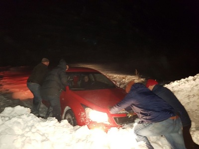 Prahova: Trei persoane blocate cu maşinile în zăpadă, pe un drum din apropiere de DN 1, salvate de pompieri
