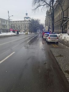 Circulaţie restricţionată pe stradă şi pe trotuar în zona Universităţii din Bucureşti, pentru îndepărtarea ţurţurilor de pe clădire