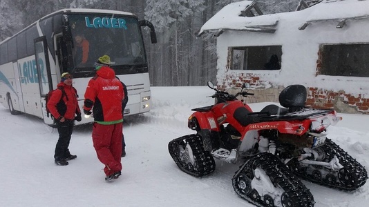 Peste 40 de copii aflaţi într-un autocar rămas blocat în zăpadă pe un drum spre staţiunea Semenic, recuperaţi de jandarmii montani  - FOTO