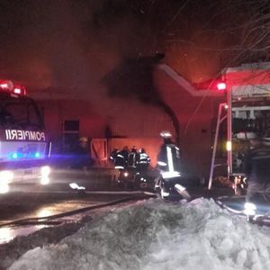 Incendiul care a cuprins patru imobile din localitatea braşoveană Cristian a fost provocat de un scurtcircuit
