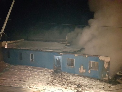 Incendiu la un depozit de mobilă din Giurgiu; focul a cuprins o suprafaţă de 100 de metri pătraţi, iar acoperişul riscă să se prăbuşească - FOTO