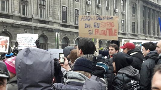 Protest în Piaţa Universităţii: "Ţara cere/Fără graţiere!", "Jos Iordache!". Jandarmii le cer manifestanţilor să nu blocheze strada - FOTO