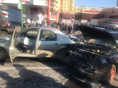 Şoferul care a provocat accidentul în care au fost implicate opt maşini la Braşov nu avea permis de conducere. Tânărului i s-a întocmit dosar penal