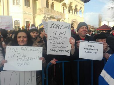 Peste 1.000 de persoane protestează la Palatul Cotroceni. Circulaţia rutieră este blocată. "Jos Iohannis", "Grindeanu, nu te lăsa, noi suntem de partea ta" 