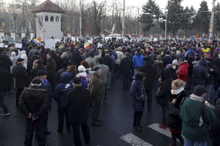 Protestul de la Palatul Cotroceni, unde s-a cerut demisia lui Iohannis şi a fost susţinut Guvernul Grindeanu, s-a încheiat după şapte ore 
