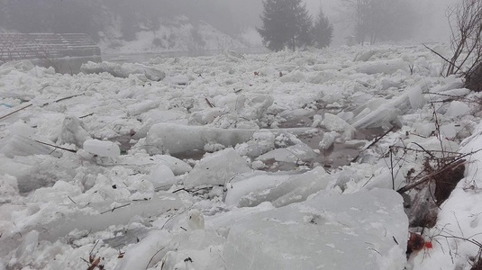 Pod de gheaţă de peste un metru şi jumătate format pe râul Mureş, detonat de pirotehnişti