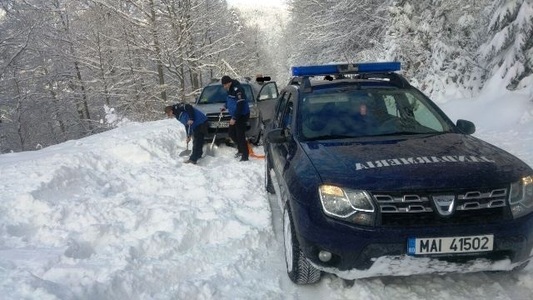Dâmboviţa: Doisprezece turişti, între care cinci copii, rămaşi blocaţi cu maşinile în zăpadă, salvaţi de jandarmi - FOTO