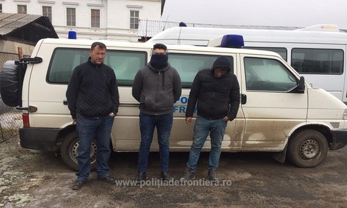 Arad: Doi tineri turci, solicitanţi de azil în România, prinşi pentru a doua oară în timp ce încercau să iasă ilegal din ţară, ascunşi pe osia unui camion