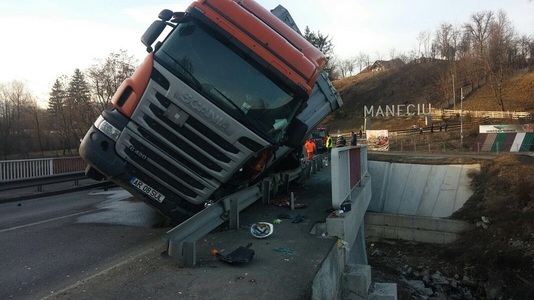 Circulaţia rutieră pe DN1 A Ploieşti - Braşov, blocată o oră şi jumătate din cauza unui accident, a fost reluată - FOTO