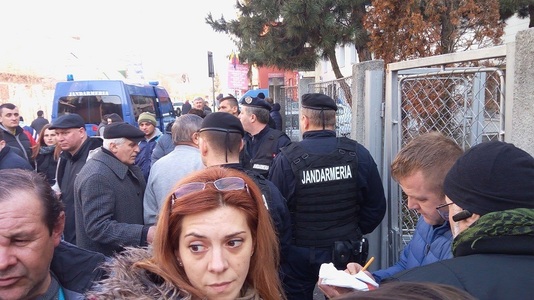 Intervenţie a jandarmilor la Serviciul de Înmatriculări Cluj, unde câteva zeci de persoane au început să se certe în timp ce aşteaptau la coadă