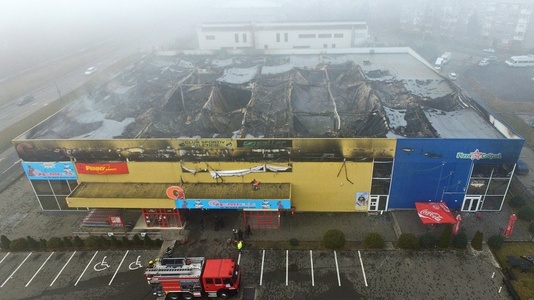 Incendiul care a distrus un centru comercial din Arad a fost cauzat de un scurtcircuit; clădirea este asigurată - FOTO