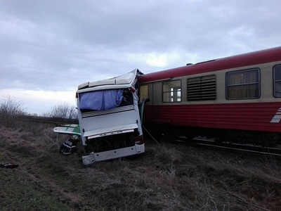 Un autocar în care se aflau şase persoane a fost lovit de un tren, în judeţul Timiş - FOTO