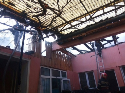 Acoperişurile a două case şi al unei anexe au ars într-un incendiu, în judeţul Caraş-Severin