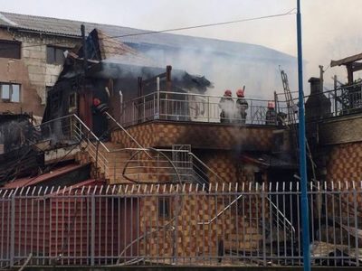 Focşani: 140 de pompieri intervin în continuare pentru stingerea incendiului care a cuprins o pensiune, reuşind să localizeze focul
