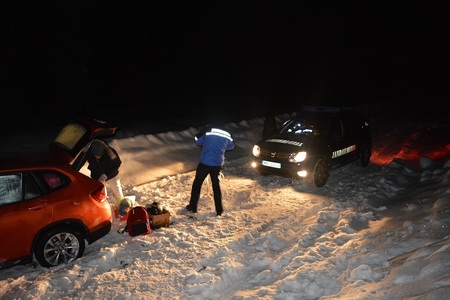 Cinci turişti blocaţi cu maşina în zăpadă pe Transalpina, salvaţi de jandarmi şi salvamontişti