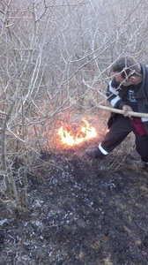 Incendiul izbucnit în apropierea rezervaţiei naturale Vulcanii Noroioşi s-a extins la 450 de hectare. Focul, stins cu greu după şase ore