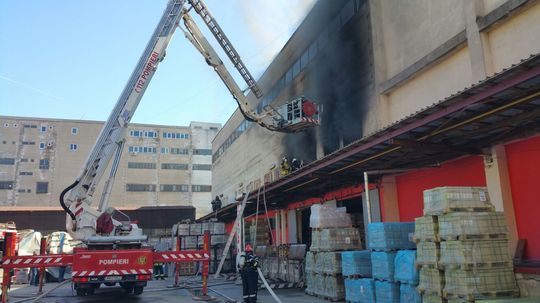 Incendiu într-un depozit în care se află mase plastice, pe Strada Valea Cascadelor din Capitală/Foto: ISU Bucureşti-Ilfov