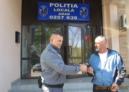 Arad: Un bărbat de etnie romă a găsit un portofel cu 1.300 de euro şi l-a predat Poliţiei