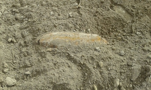 Bombă de aviaţie de 50 de kilograme descoperită pe un câmp din Braşov - FOTO