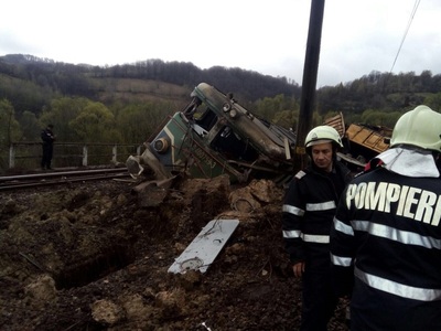 Hunedoara: O macara de mare tonaj este aşteptată la Merişor pentru a ridica de pe linia ferată vagoanele deraiate