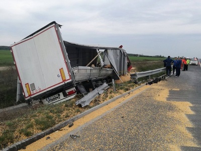 Traficul pe A1 între Nădlac şi Arad, reluat după aproximativ trei ore şi jumătate; muncitorul rănit a murit la spital