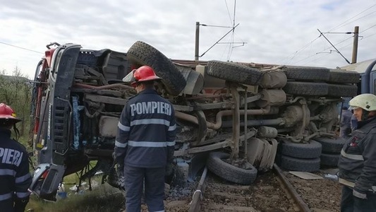 Cluj: Trafic feroviar întrerupt în zona Jucu, unde o autobasculantă a fost lovită de un tren de persoane; şoferul maşinii a fost rănit - FOTO