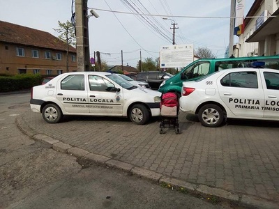 Timişorean amendat cu 900 de lei, după ce a postat pe Facebook o fotografie cu două maşini ale Poliţiei Locale parcate pe trotuar