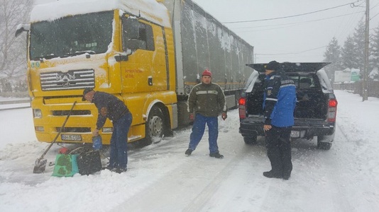 Peste 40 de autotrenuri sunt blocate pe DN 1 A, la graniţa dintre judeţele Prahova şi Braşov