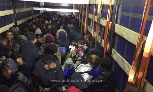 Arad: Număr record de migranţi în Vama Nădlac II, unde au fost găsiţi 111 străini, între care 42 de copii, într-un TIR românesc - FOTO