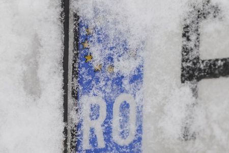 Vaslui: Traficul prin Punctul de Trecere a Frontierei Albiţa se desfăşoară cu dificultate din cauza zăpezii şi a viscolului