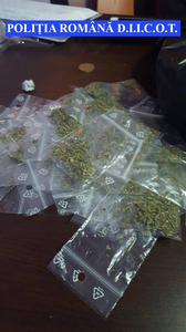 Galaţi: Cinci persoane, reţinute pentru trafic de droguri, după ce ar fi procurat şi vândut peste 1.400 grame de canabis