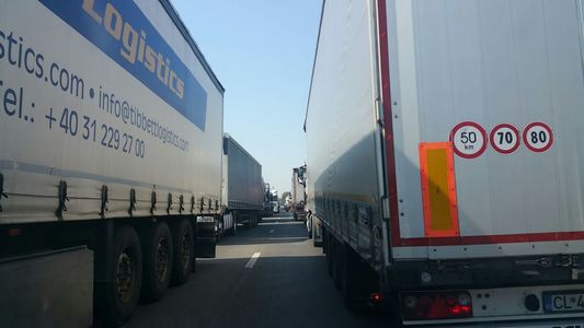 Coloană de camioane de peste cinci kilometri, la ieşirea din ţară pe la Vama Nădlac II; şi autoturismele aşteaptă cel puţin jumătate de oră pentru control